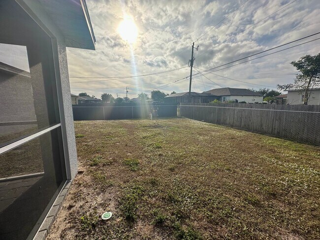 Building Photo - Fenced 3 Bed, 2 Bath in Great Location in NE Cape Coral!