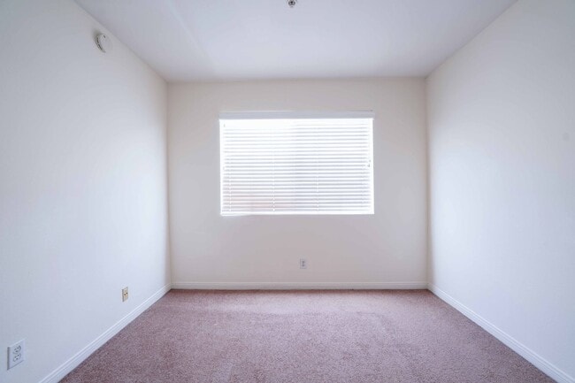 Building Photo - >>> THREE BEDROOM + THREE BATHS TOWNHOUSE ...