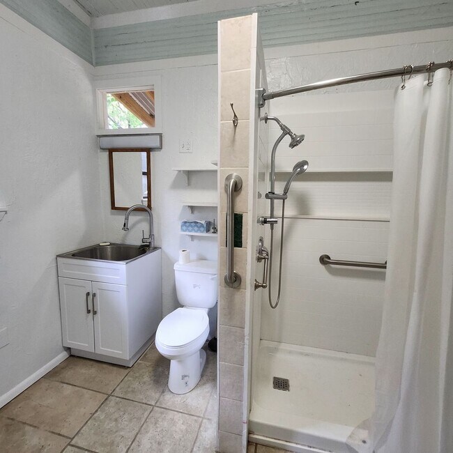 Building Photo - Single Family Home Close to UF!
