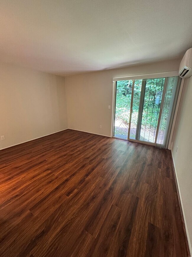 Building Photo - 2bd/2ba Kirkland Condo