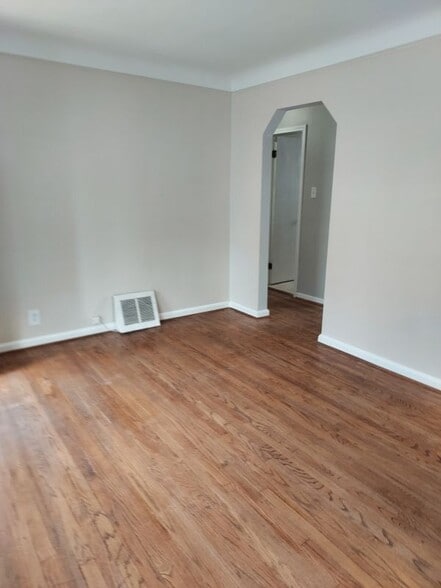 Building Photo - 3014 N Vermont Ave