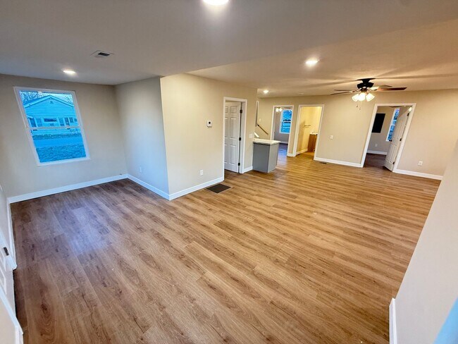 Building Photo - 4 Bed 2 Bath Aurora, MO