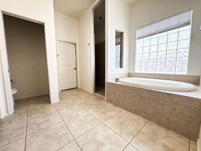 Building Photo - Stunning 4-Bed, 3-Bath Home in Sierra Montana