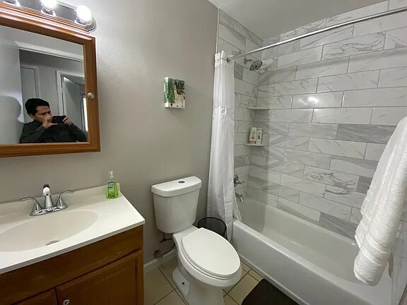 Bath 1 - 905 Center St