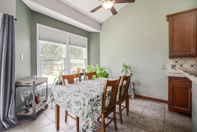 Building Photo - 709 Sapling Cove