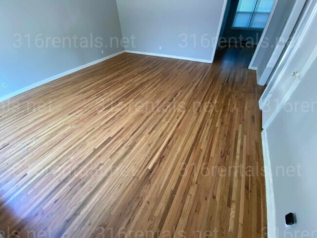 Building Photo - $795- 2 bed 1 bath - Spacious Duplex