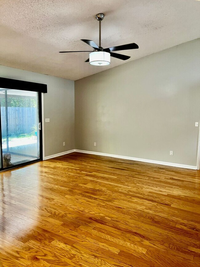 Building Photo - 3/2 with fenced in yard!