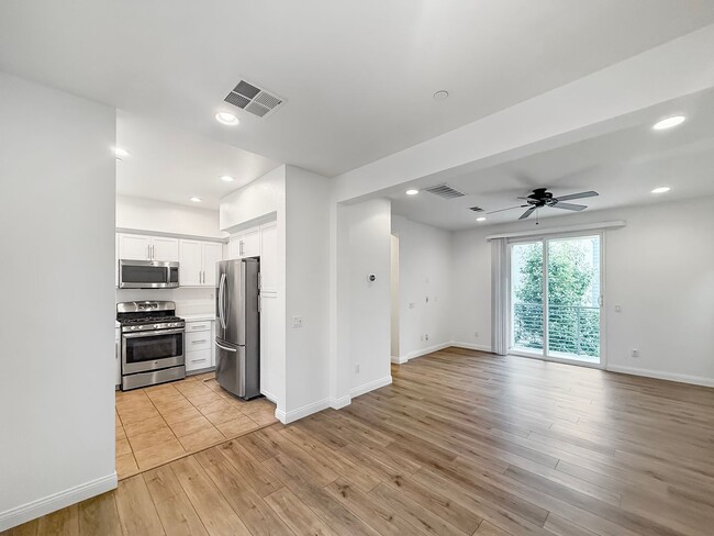 Building Photo - Great 2B/2.5BA Townhome in Escondido!