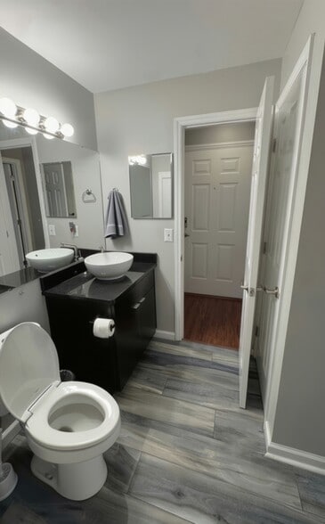 Building Photo - 513 N Graham St