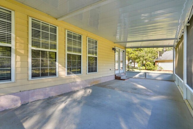 Building Photo - Richmond Hill Beauty: 4-Bedroom Home with Stunning Lagoon Views!