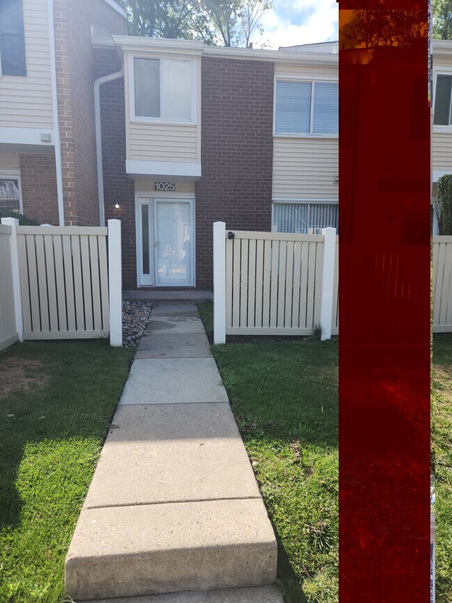 Front walkway - 2 parking spaces - 1025 Oaklyn Ct