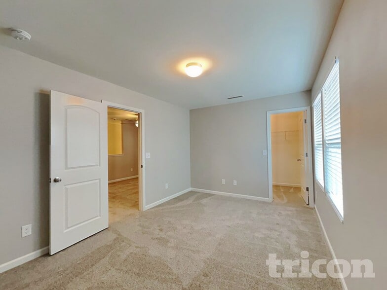 Building Photo - 805 Alta Wy