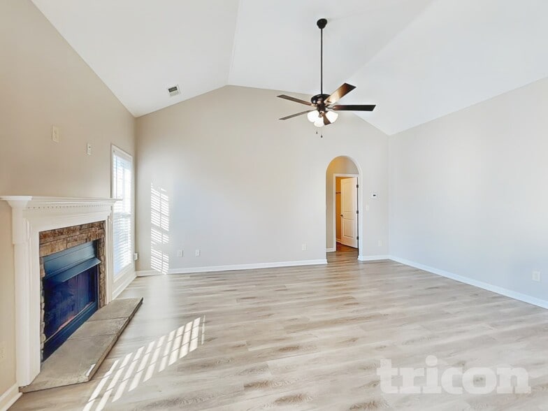 Building Photo - 1862 Camelot Dr