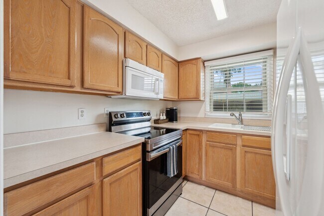 Building Photo - "Spacious 2-Bed Condo with Modern Upgrades in Prime Casselberry Location"