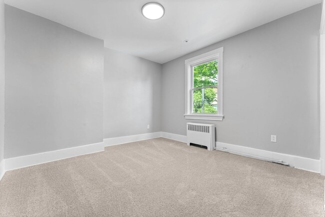 Building Photo - Beautiful 5 Bedroom, 2 Bathroom in Mt.Lebanon- Original Hardwood Floors and Garage