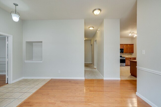 Building Photo - Great location. 4 bedrooms plus an office!