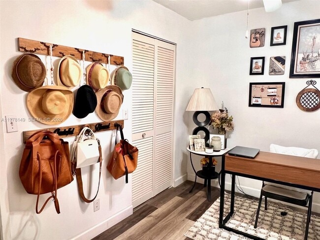 Building Photo - 2811 Somerset Dr