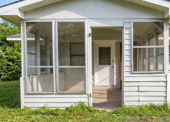 Building Photo - 1917 Watkins Dr