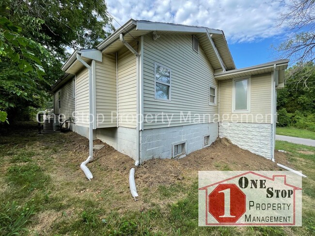 Building Photo - Adorable  Remodeled 3 Bedroom 2 Bathroom C...