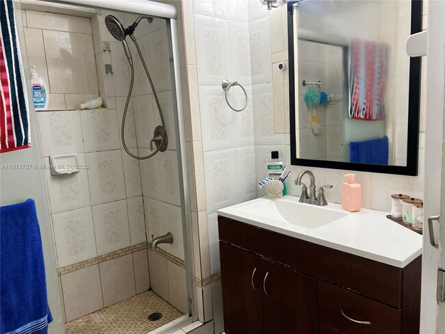 Building Photo - 120 SW 68th Ave