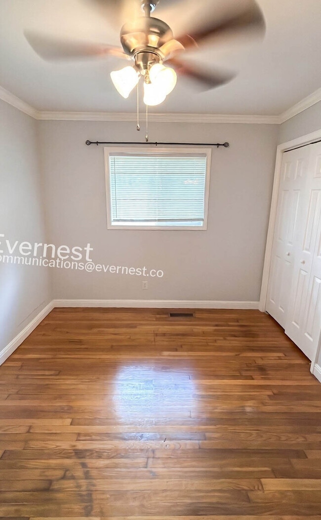 Building Photo - 2 Bed/1 Bath Home with Garage / Available Now!