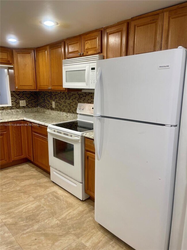 Building Photo - 430 Commodore Dr