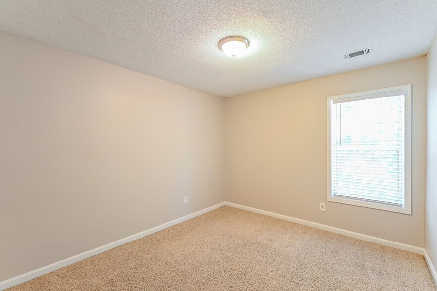 Building Photo - 335 Shadetree Ln