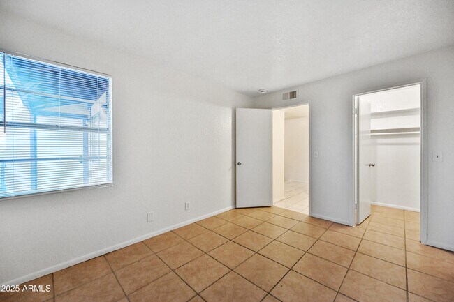 Building Photo - 725 E Vogel Ave