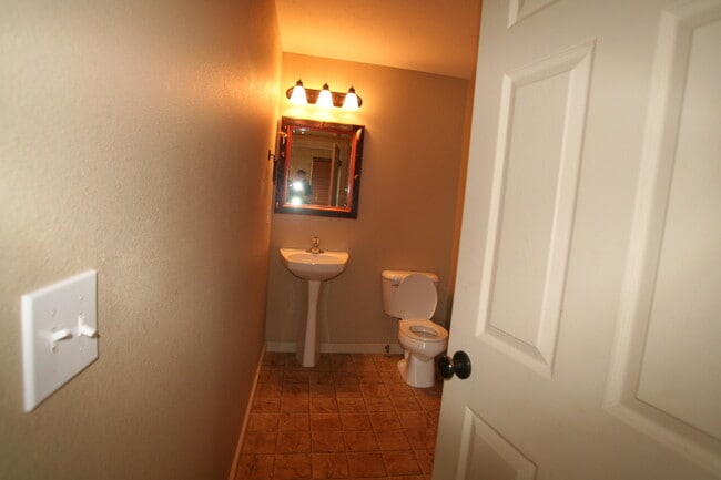 Building Photo - Single Family home in the heart of town!
