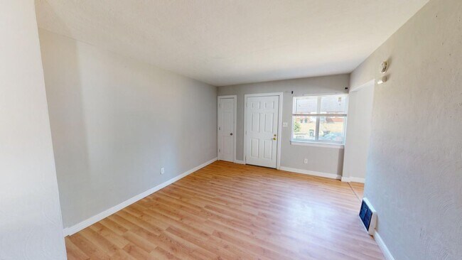 Building Photo - 388 S Powell Ave