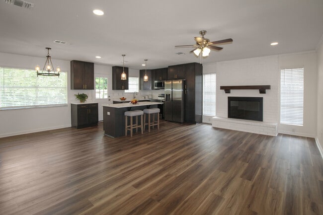 Building Photo - 5897 Somerset Dr