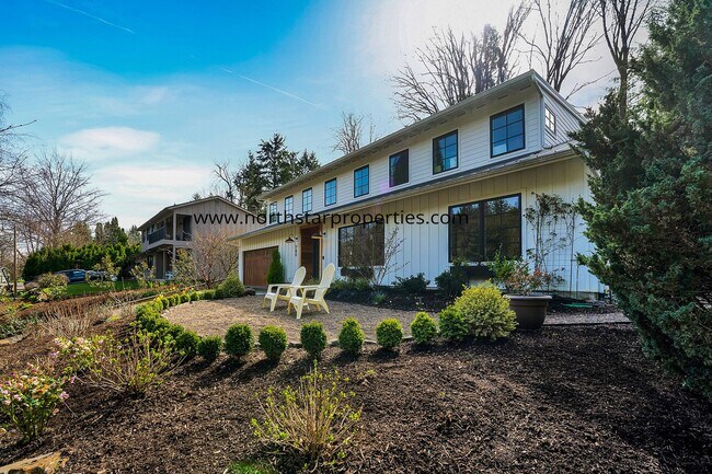 Building Photo - Lake Oswego Beauty Next to Tryon Creek
