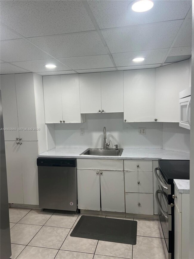 Building Photo - 300 Bayview Dr