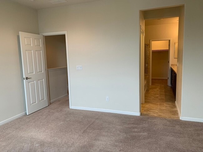 Building Photo - 3 Bed/3 Bath Newer Townhome in Desirable Ardenwood Neighborhood