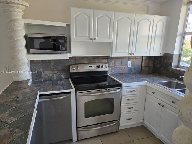 Building Photo - 1801 S Treasure Dr