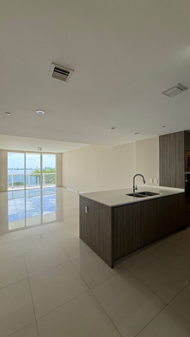 Building Photo - Spacious 3BR/3BA with bay views in the heart of Edgewater!
