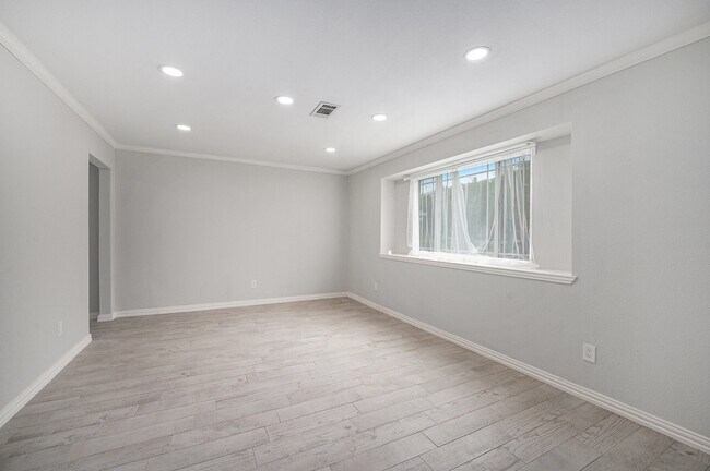 Building Photo - 10818 Hillcroft Ave