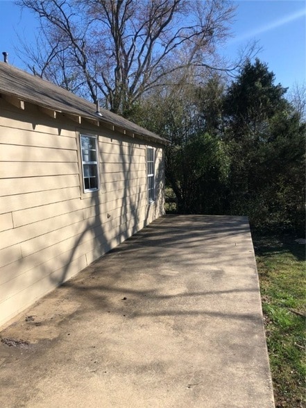 Building Photo - 581 S Ray Ave