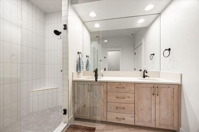 Building Photo - Amazing Neighborhood 2 Bed 2 Bath Plus Office