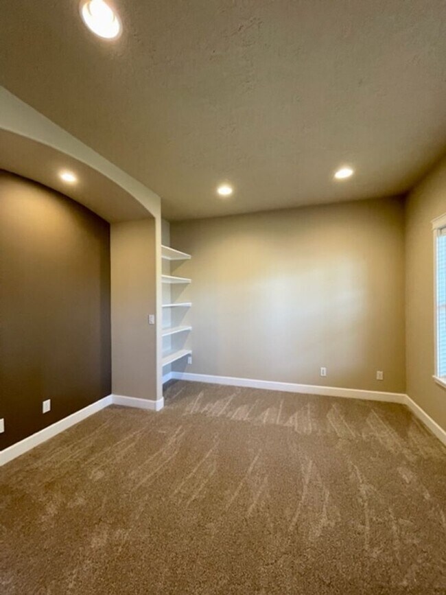 Building Photo - Gorgeous 3 bedroom spacious home in NE Ben...