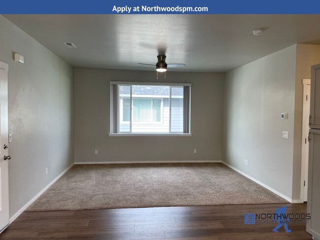 Building Photo - $500.00 Off First Months Rent Holiday Spec...