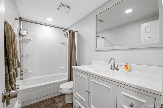 Building Photo - 570 Conklin St