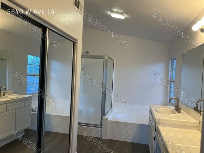 Building Photo - 5640 W Ave L4