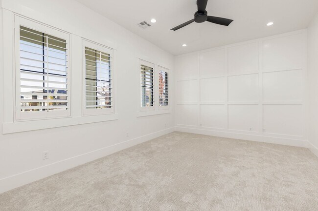 Building Photo - 6 bedroom with RV Garage and Hot Tub