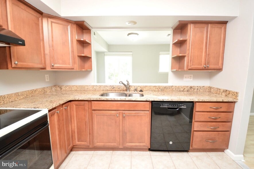 Building Photo - 340 Woodlake Dr