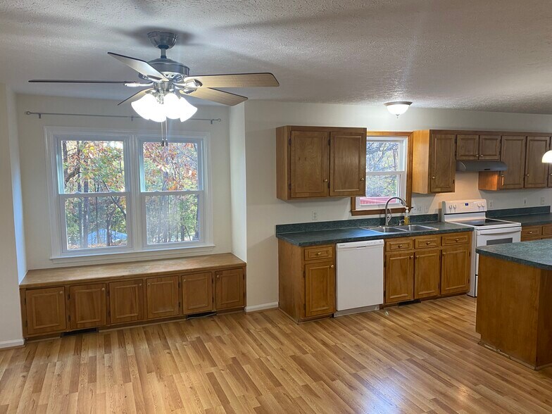 Building Photo - 121 Whispering Pines Ct