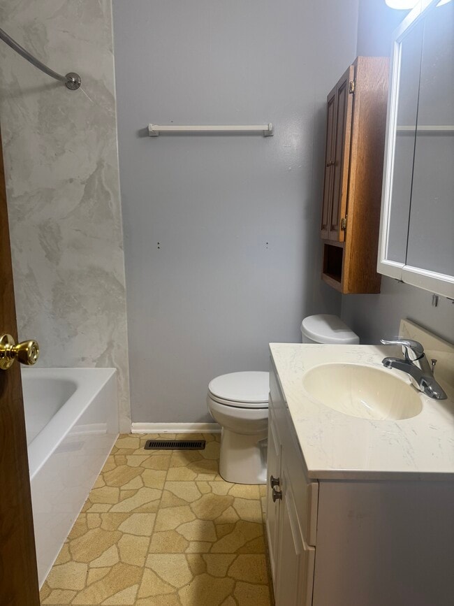 Building Photo - 570 Jamestown Ct