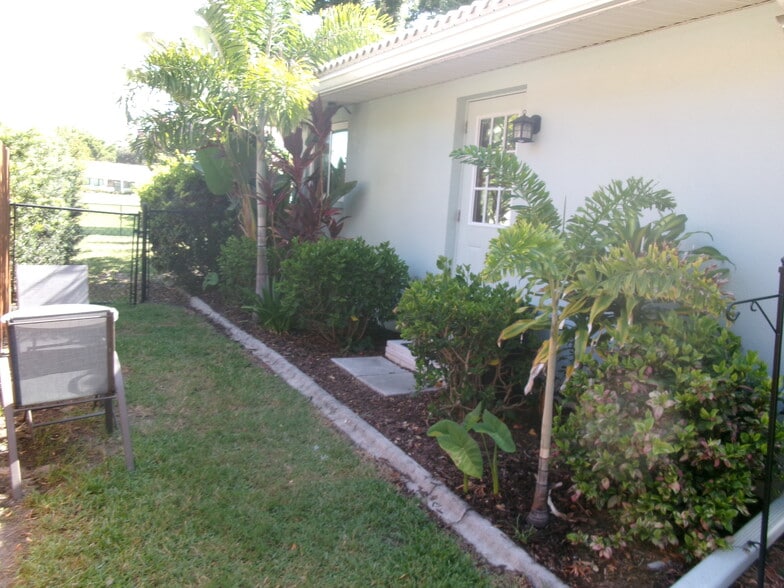 Private entrance/left side of house - 1870 Mid Ocean Cir