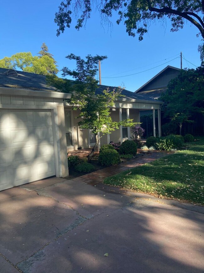 Primary Photo - Cute 2 Bedroom Home in the College Neighbo...