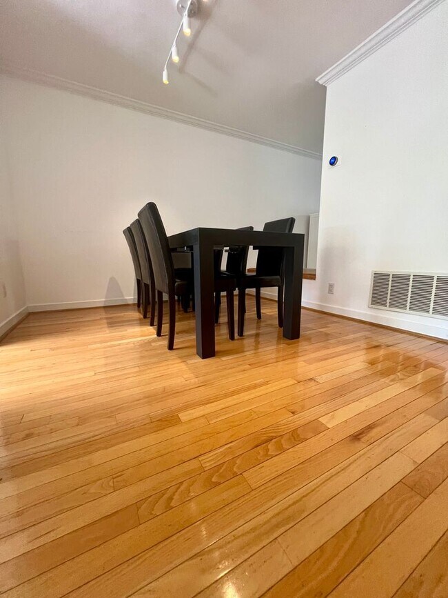 Building Photo - Luxurious 3-Bedroom Townhome in Fairmount!...